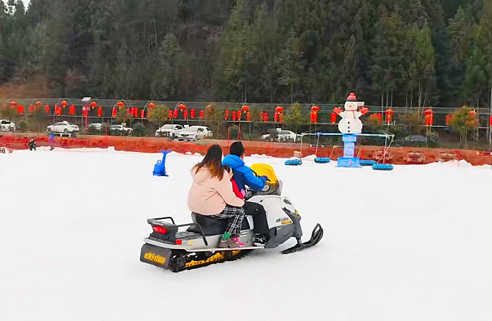 雪地摩托