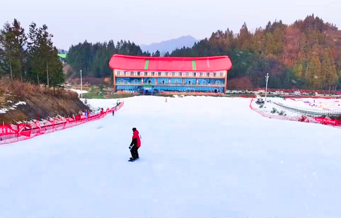 天山滑雪場(chǎng)