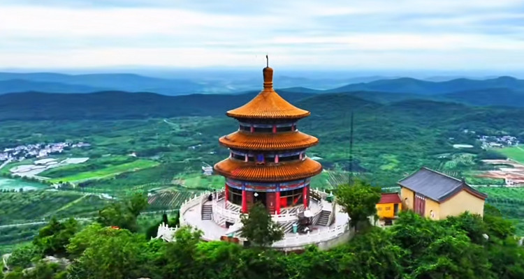 雞籠山半月湖景區(qū)
