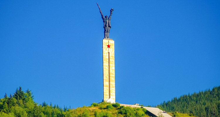 红军长征纪念碑碑园